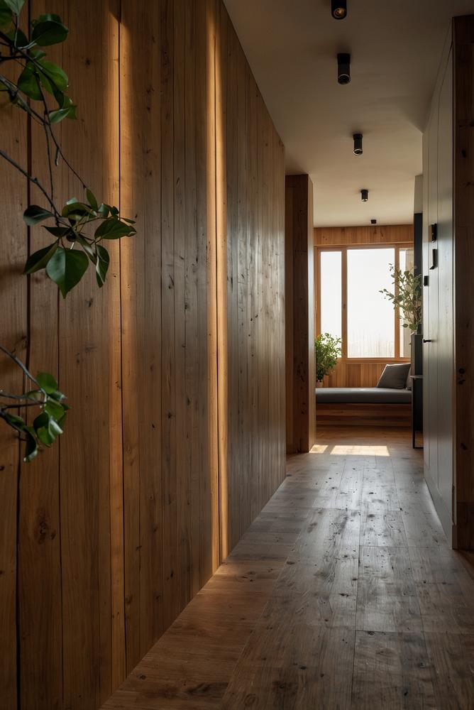 Hell und einladend gestalteter Flur mit Holzlattenwand