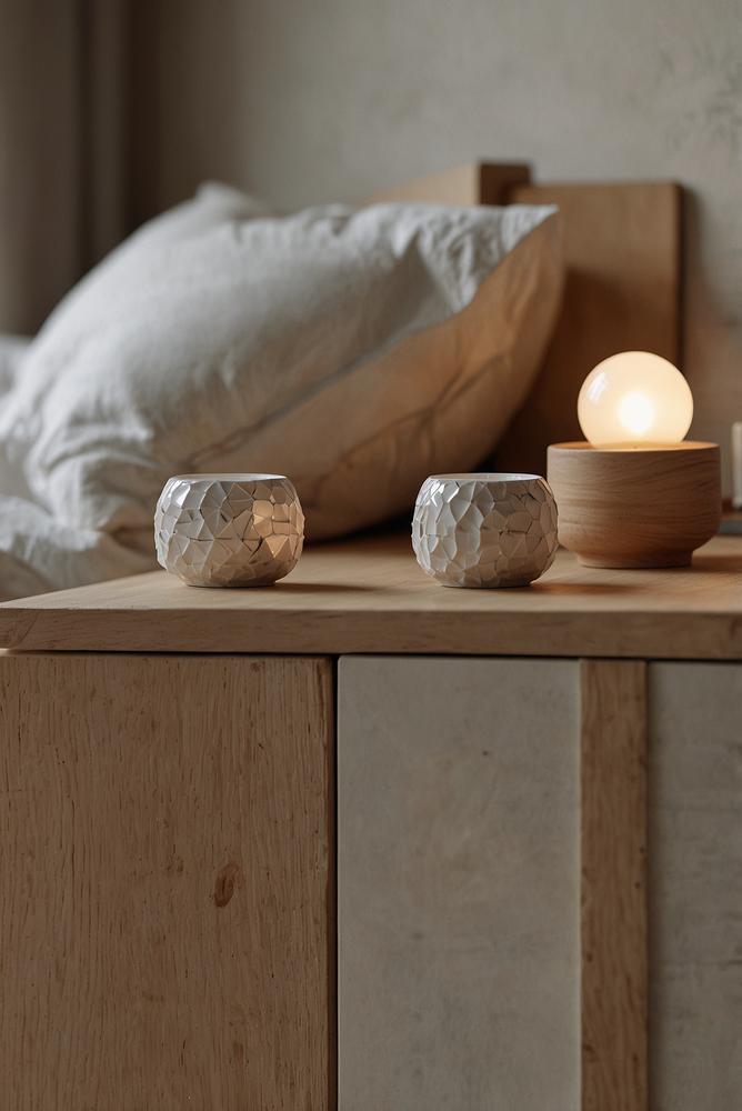 Keramikknäufe an Schlafzimmermöbeln in hellem Raum