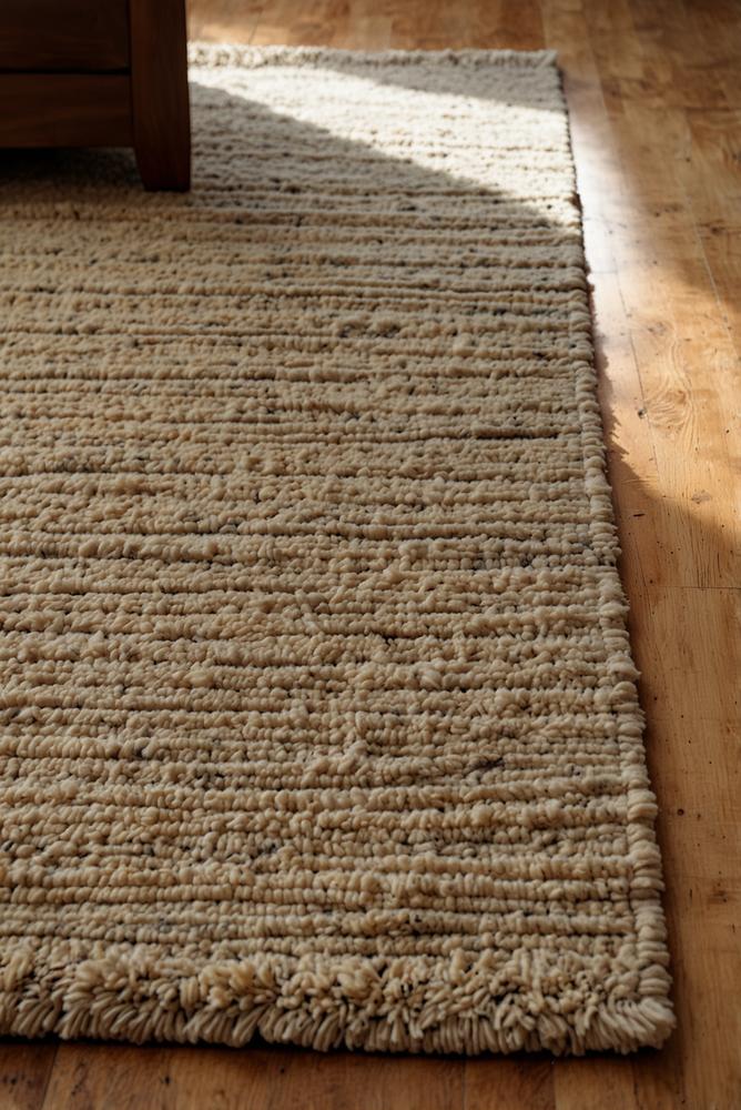 Heller minimalistischer Raum mit warmem Wollteppich